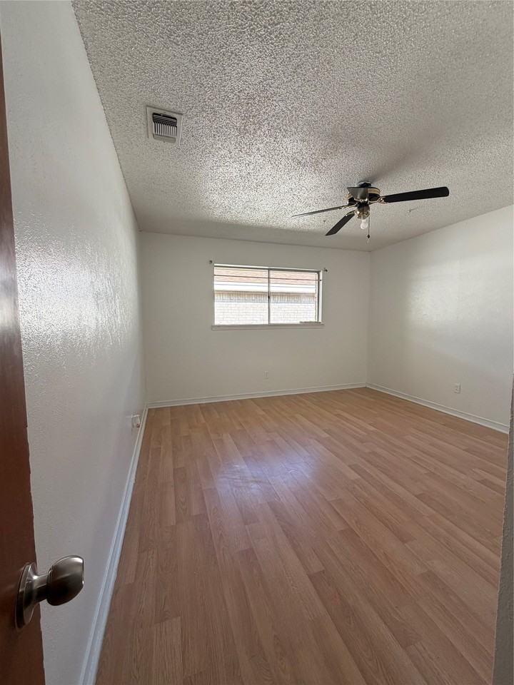 2406 Broadview St - Photo 7 of 19