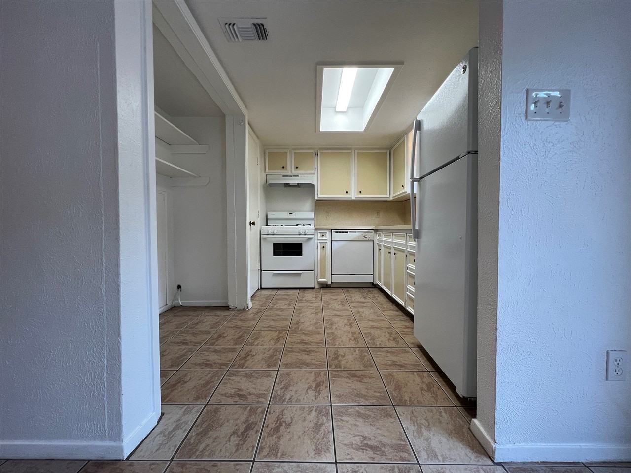 1908 Camden Ct #03 - Photo 4 of 17