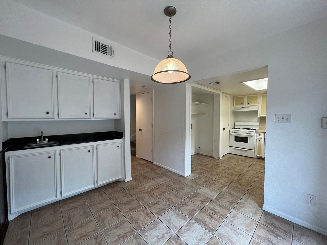 1908 Camden Ct #03 - Photo 5 of 17