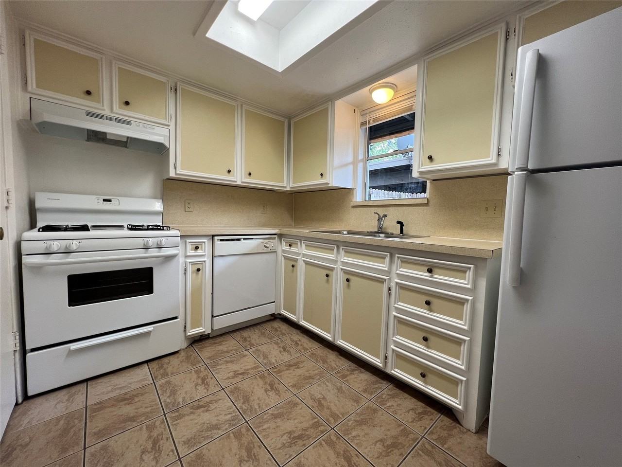 1908 Camden Ct #03 - Photo 6 of 17