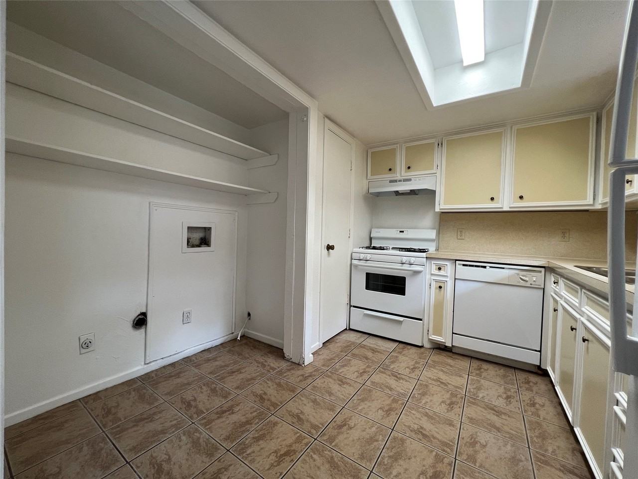 1908 Camden Ct #03 - Photo 7 of 17