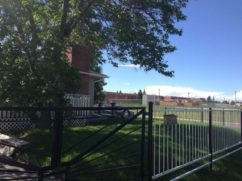 1501 46 St SE - Photo 2 of 16