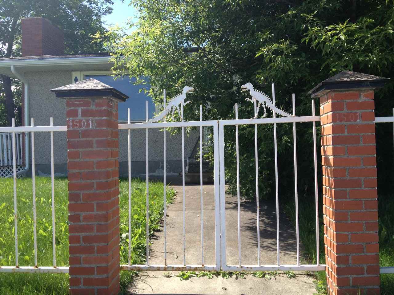 1501 46 St SE - Photo 3 of 16