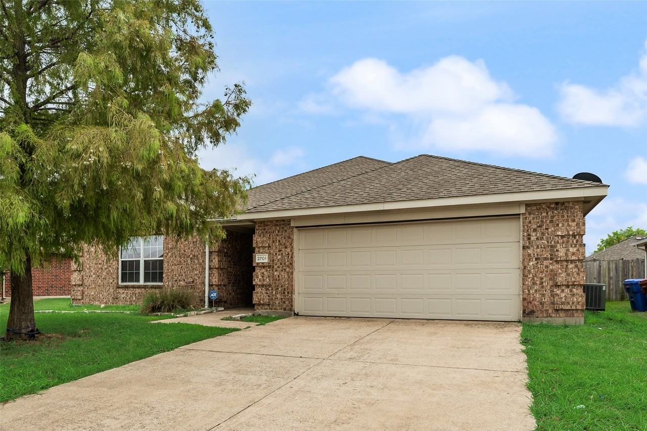2701 Mockingbird St - Photo 3 of 21