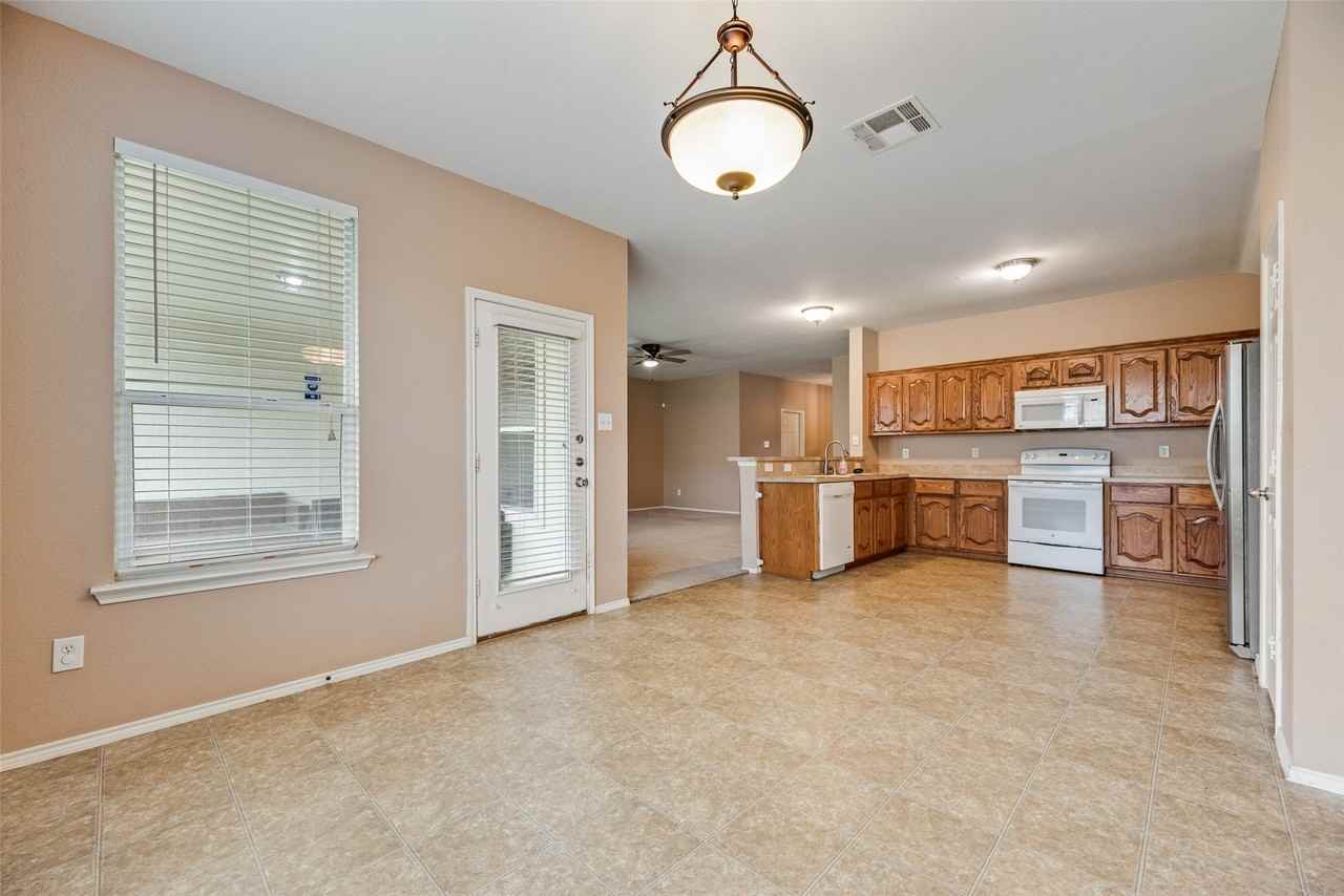 2701 Mockingbird St - Photo 5 of 21