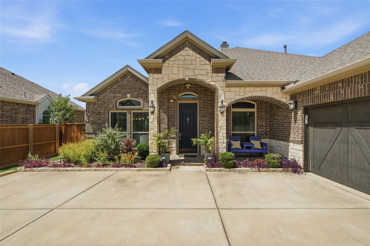 5221 Windstone Dr - Photo 3 of 38