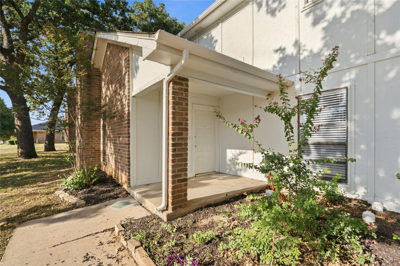 1620 Brown Trl - Photo 2 of 17