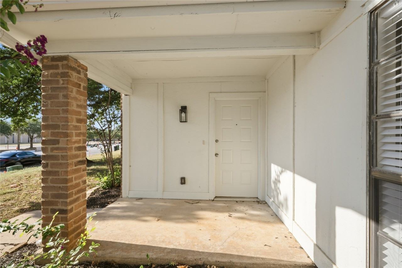 1620 Brown Trl - Photo 3 of 17