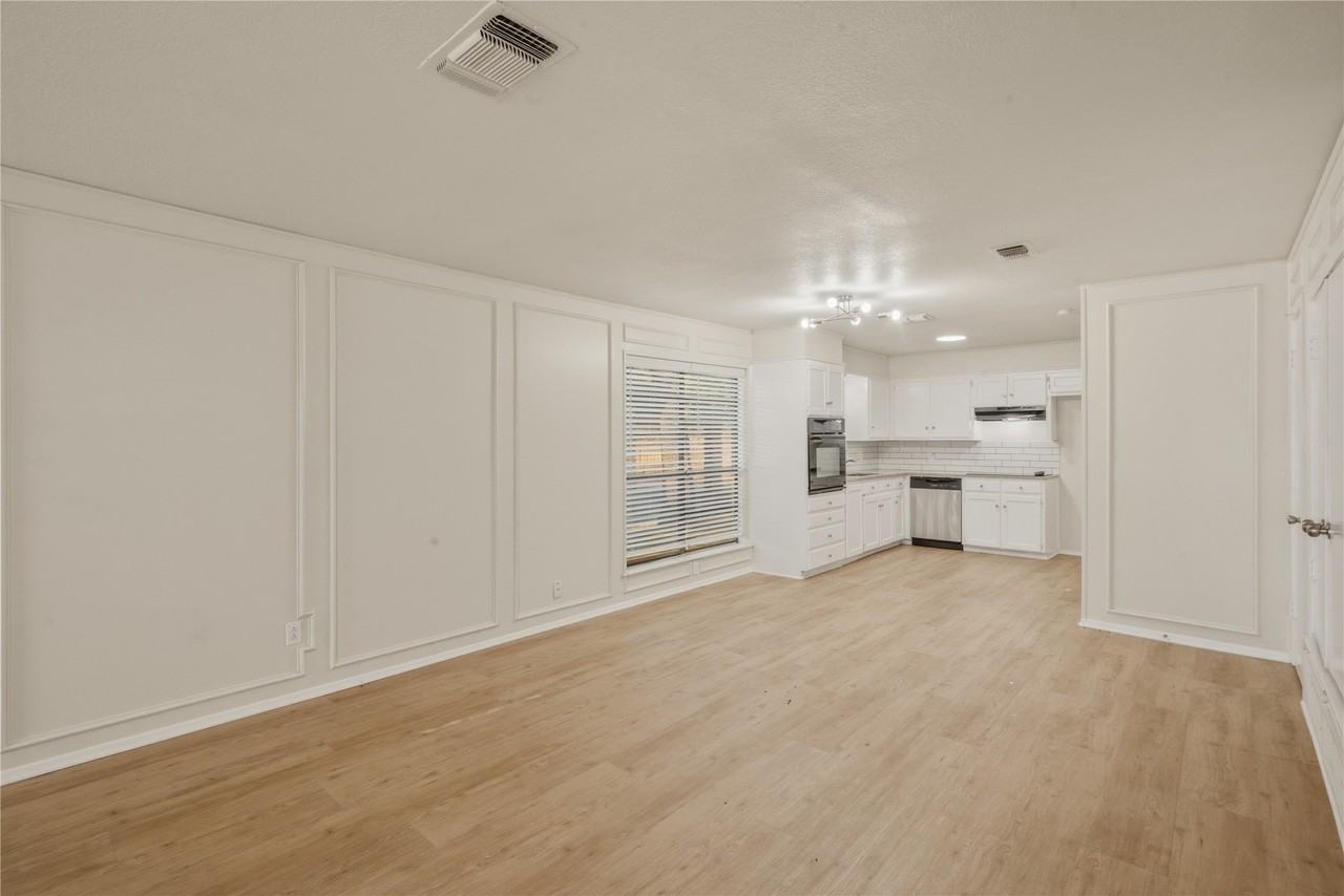 1620 Brown Trl - Photo 4 of 17
