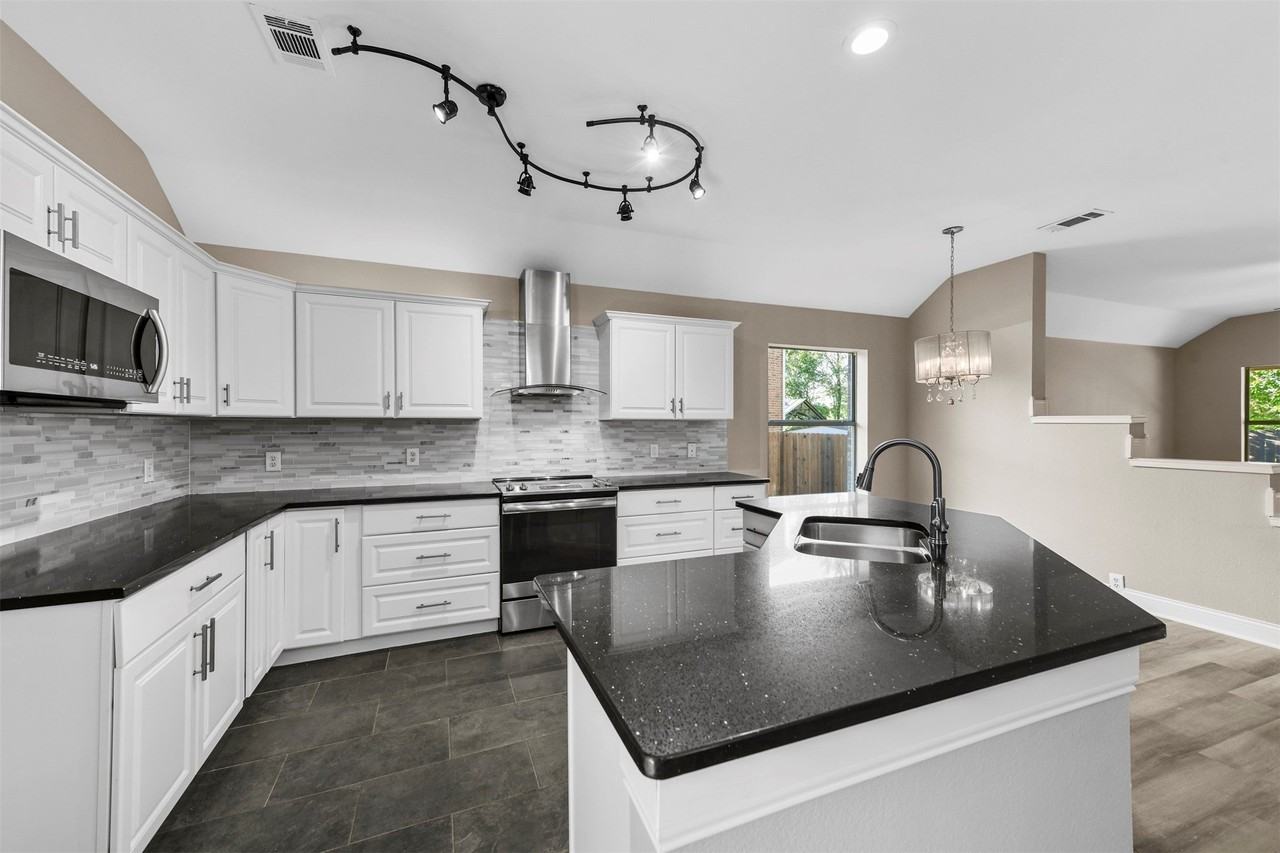 3805 San Lorenzo Dr - Photo 2 of 35