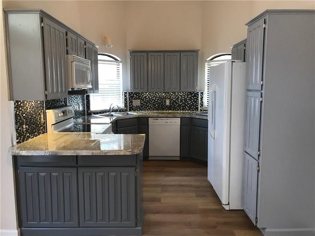 1406 Briarcrest Dr - Photo 3 of 13