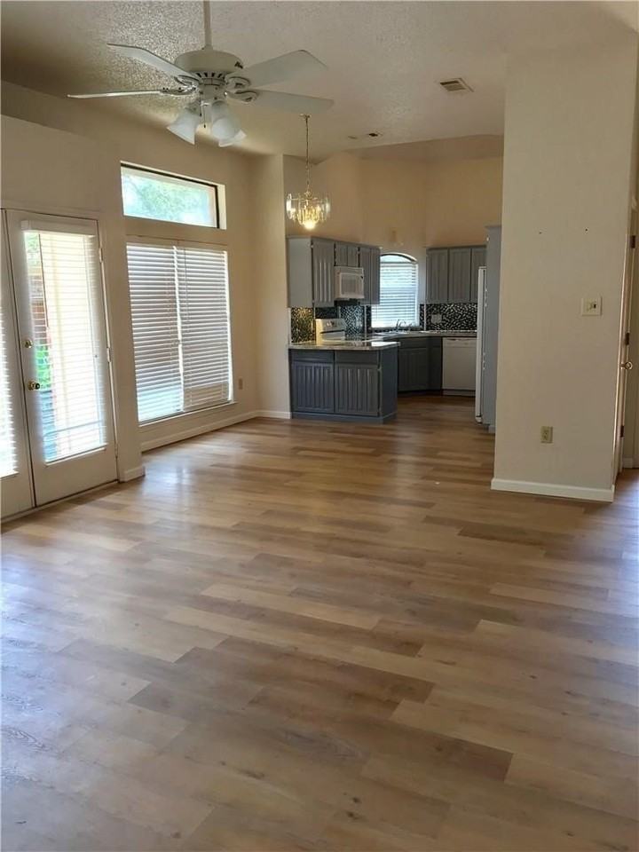1406 Briarcrest Dr - Photo 4 of 13