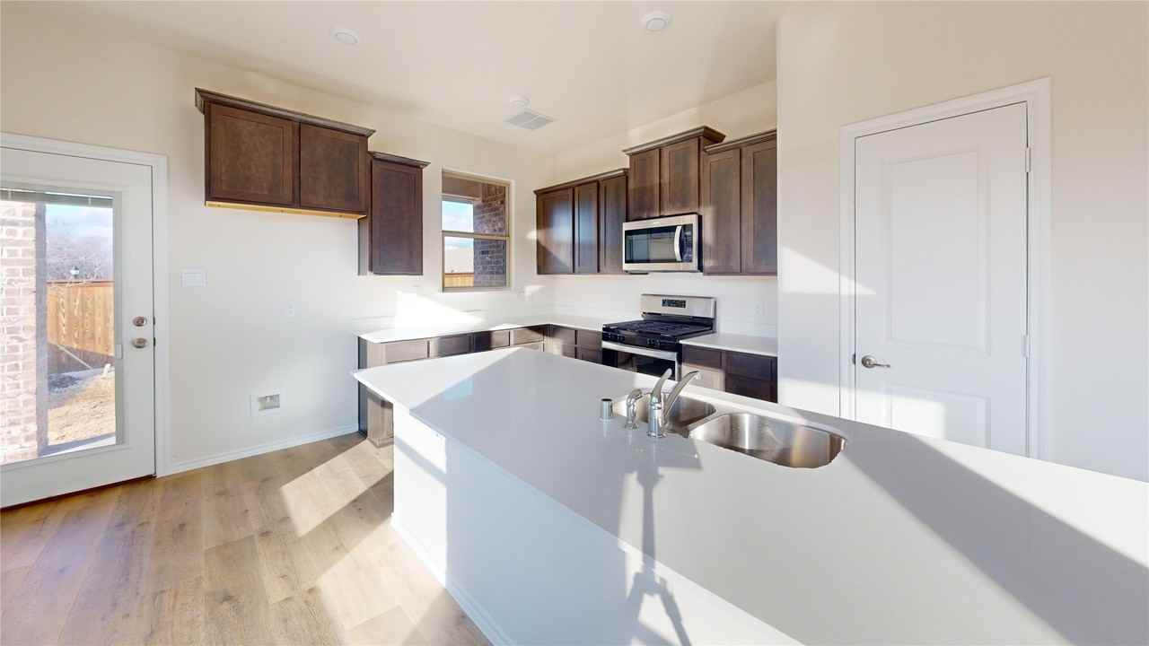 3941 Oak Creek Cir - Photo 6 of 21