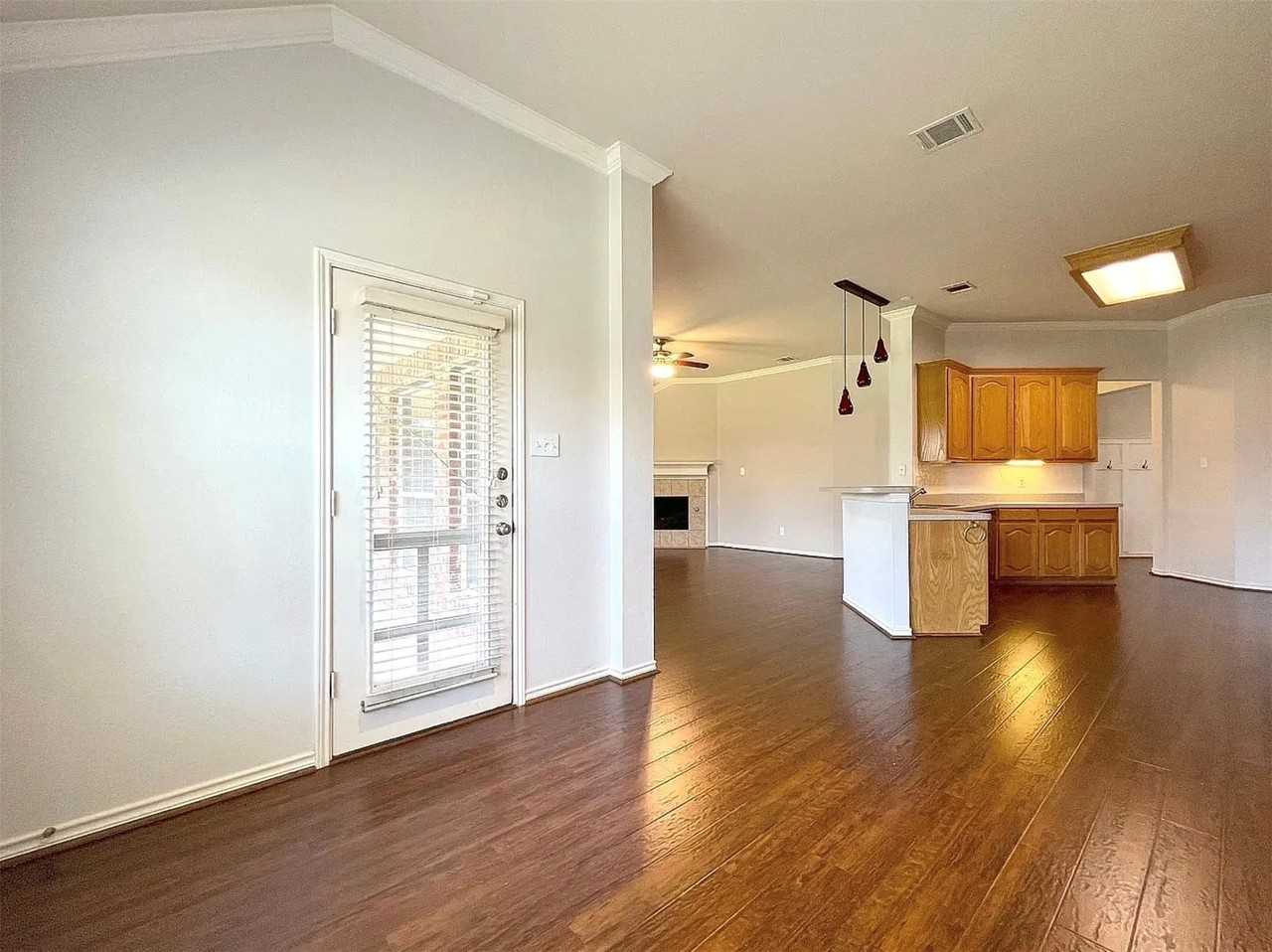 1418 Kingsley Dr - Photo 3 of 5