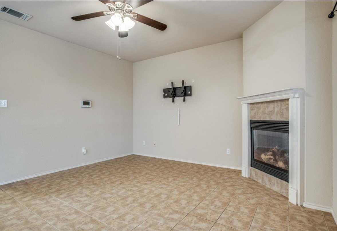 187 Castleridge Dr #B - Photo 3 of 10