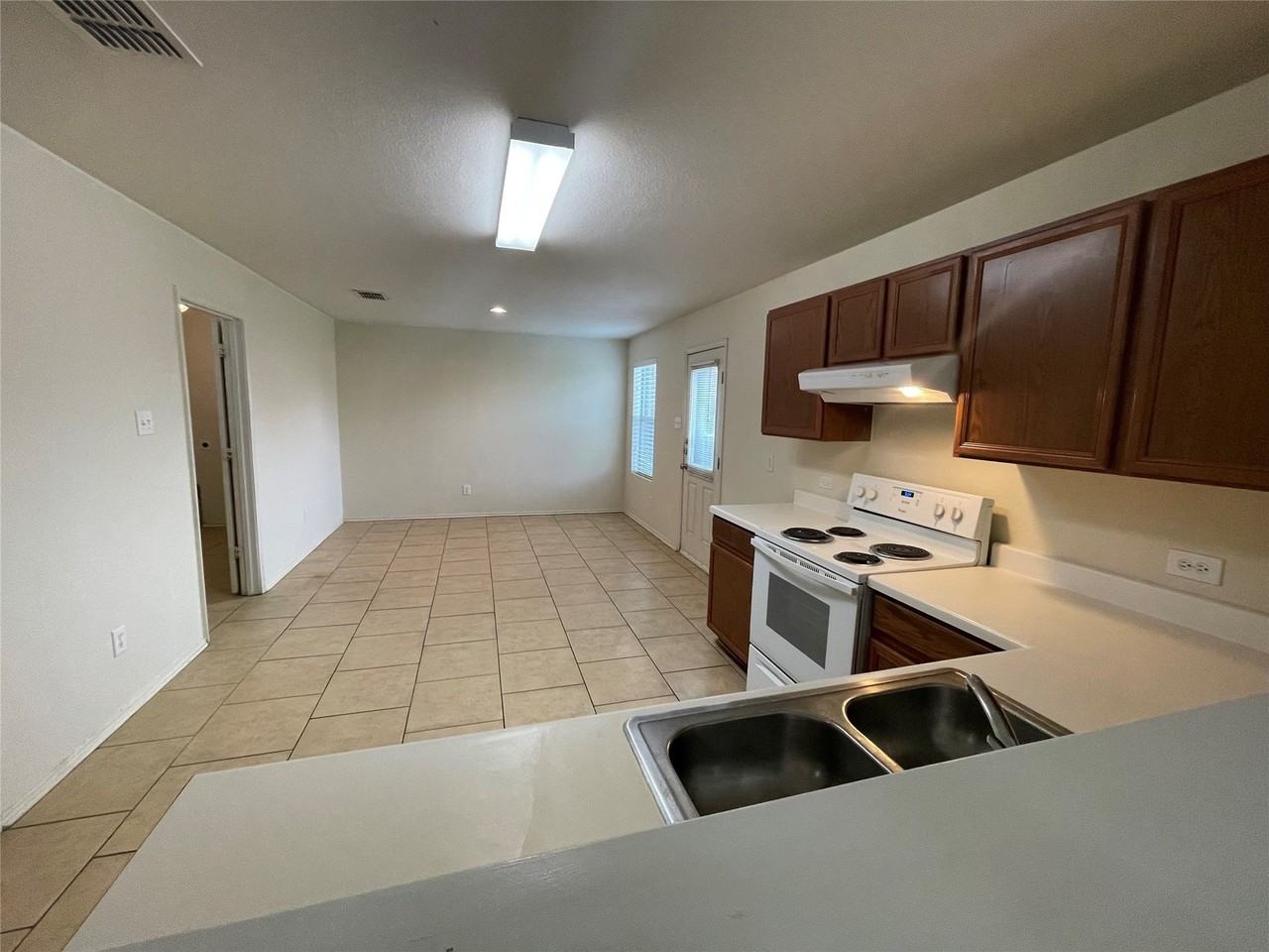 1421 Puerto Lago Dr - Photo 3 of 25