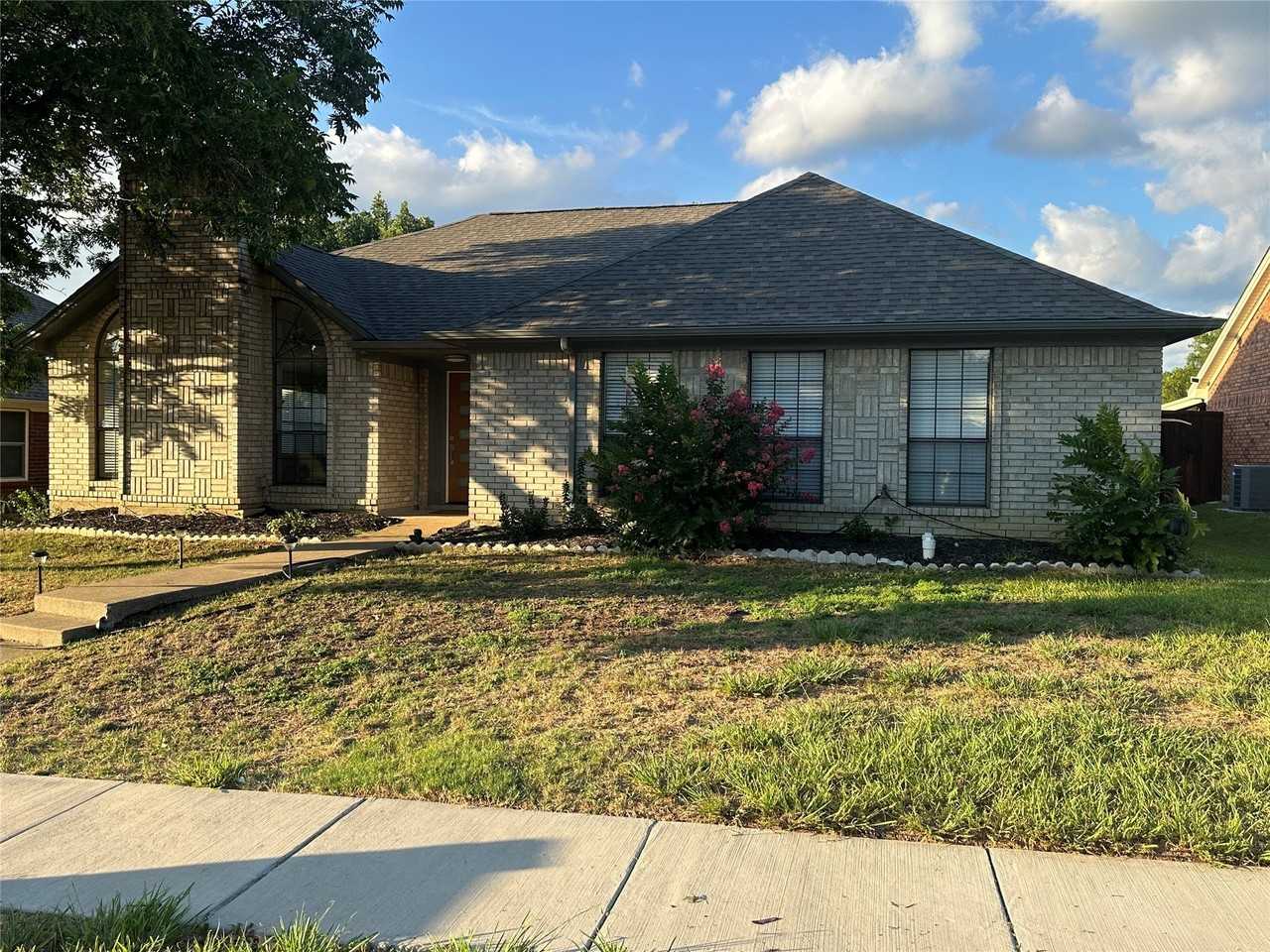 1581 Glenmore Dr - Photo 2 of 33