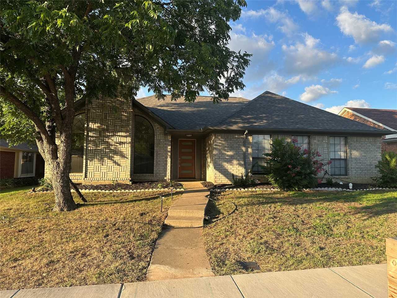 1581 Glenmore Dr - Photo 3 of 33