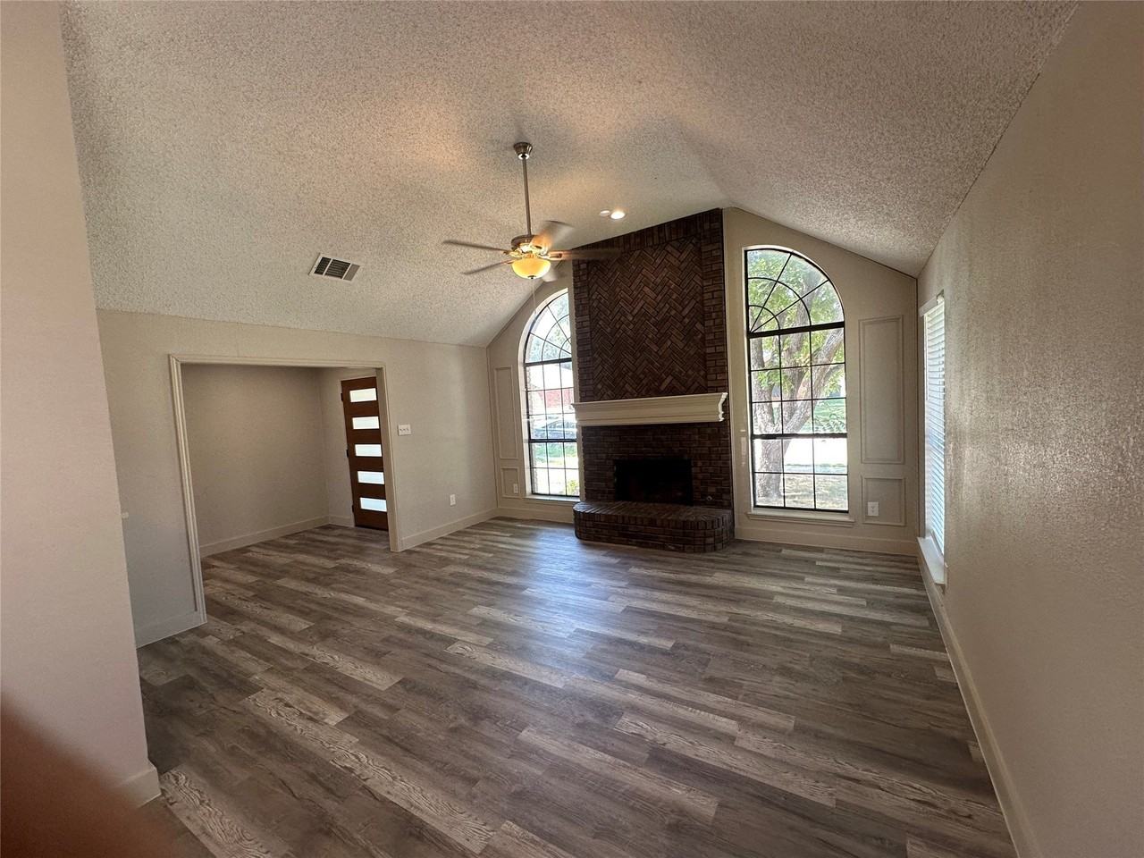 1581 Glenmore Dr - Photo 4 of 33