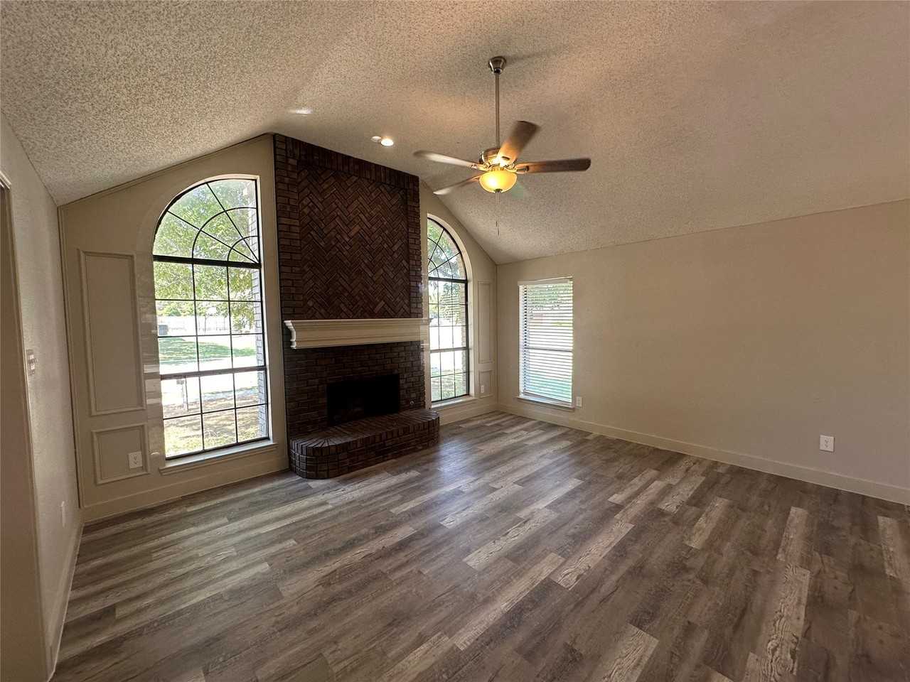 1581 Glenmore Dr - Photo 5 of 33