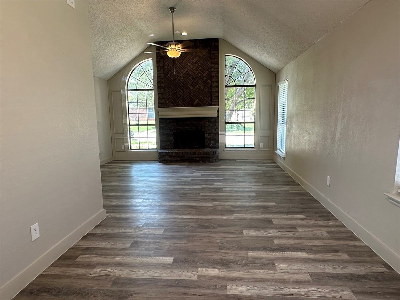 1581 Glenmore Dr - Photo 6 of 33