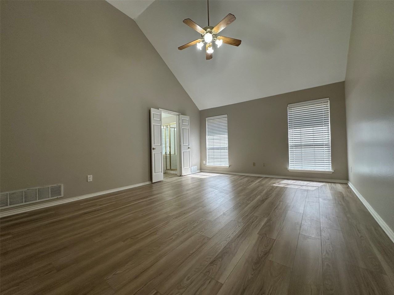 311 Eagle Pt - Photo 2 of 4