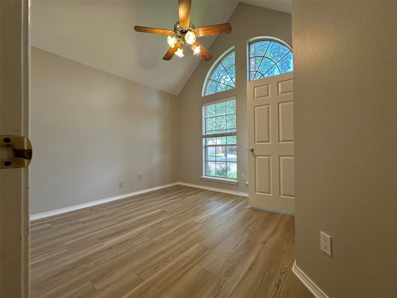 311 Eagle Pt - Photo 3 of 4