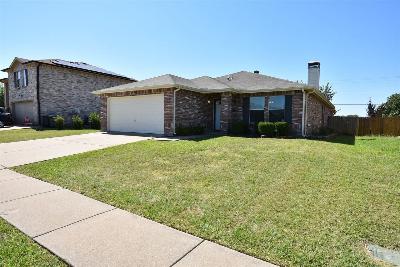 1130 Seneca Dr - Photo 2 of 28