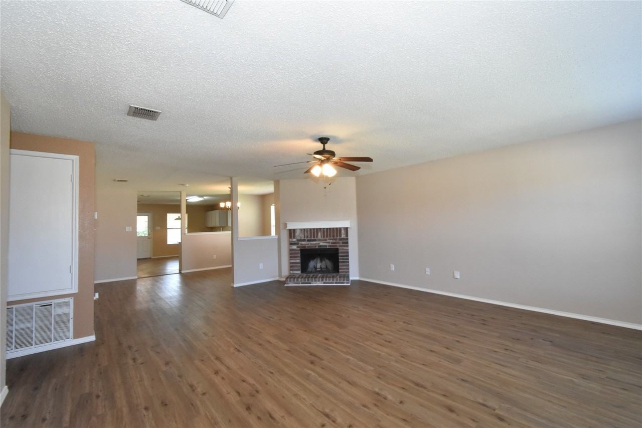 1130 Seneca Dr - Photo 3 of 28