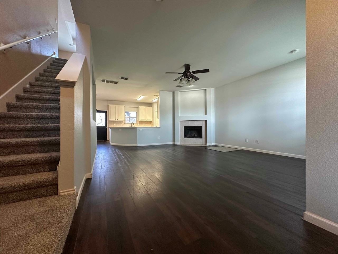 1909 Bradford Pear Sq - Photo 2 of 7