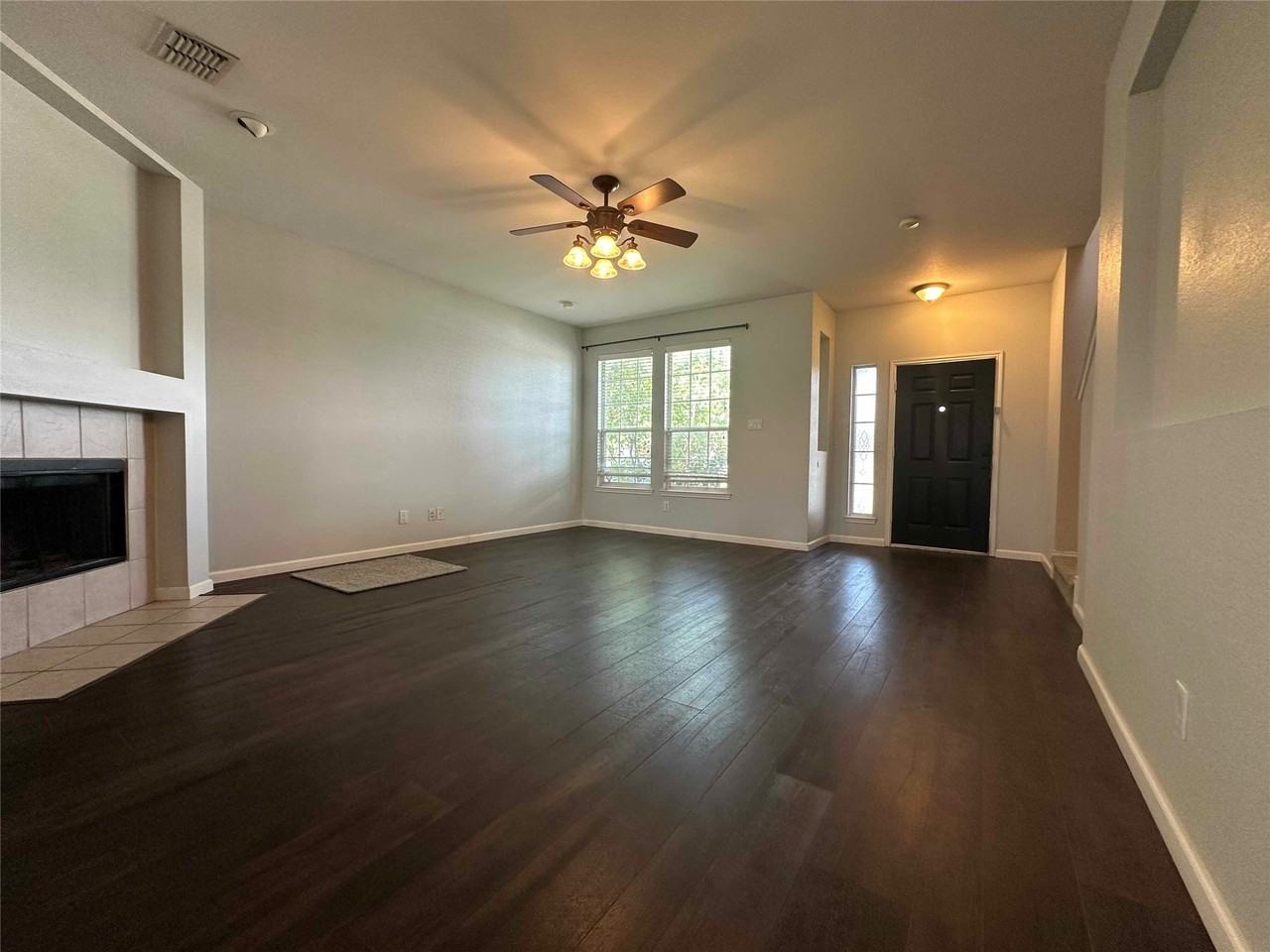 1909 Bradford Pear Sq - Photo 3 of 7