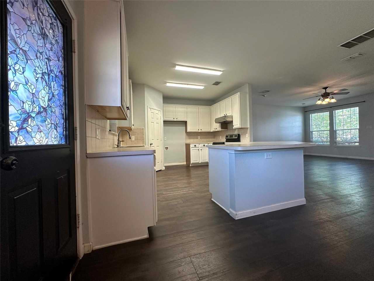 1909 Bradford Pear Sq - Photo 4 of 7