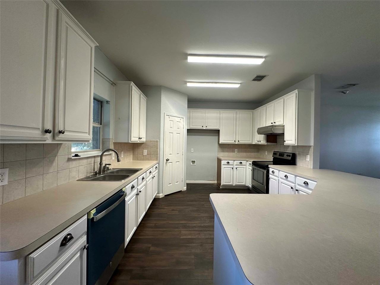 1909 Bradford Pear Sq - Photo 5 of 7