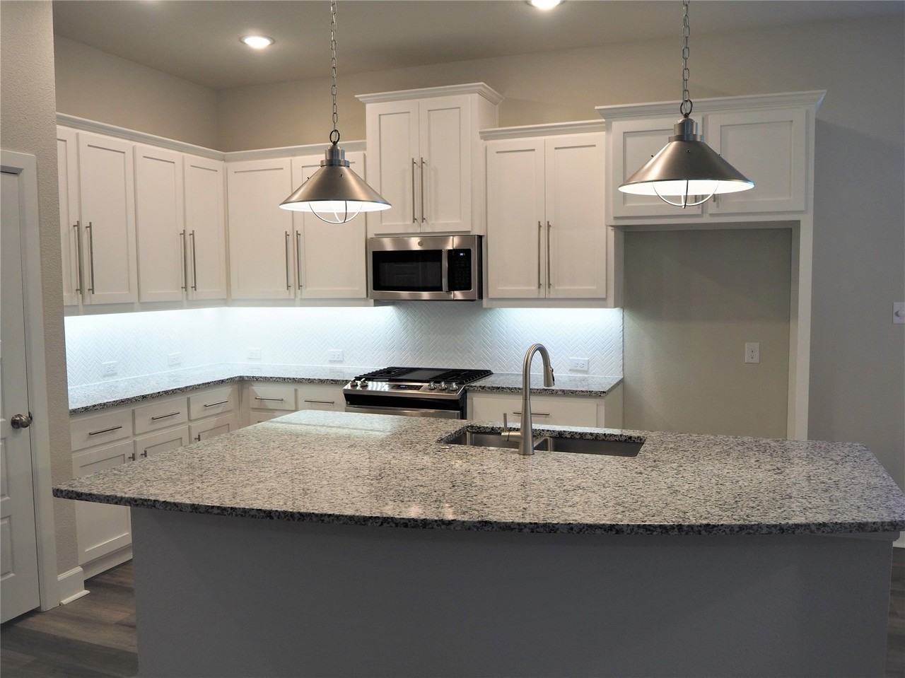 701 Matchbox St - Photo 5 of 32