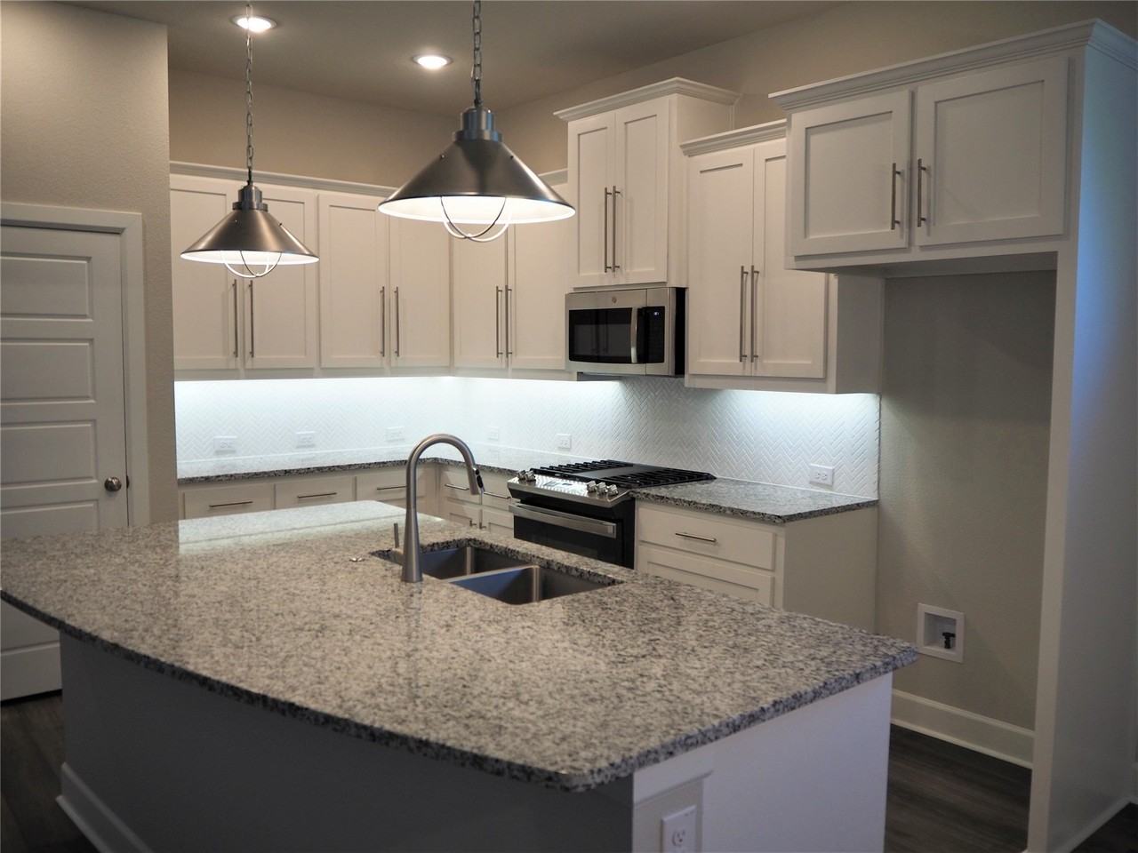 701 Matchbox St - Photo 6 of 32