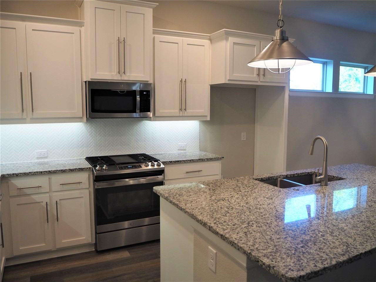 701 Matchbox St - Photo 7 of 32