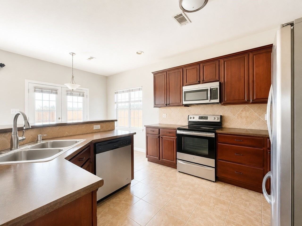 127 Castleridge Dr #B - Photo 4 of 15