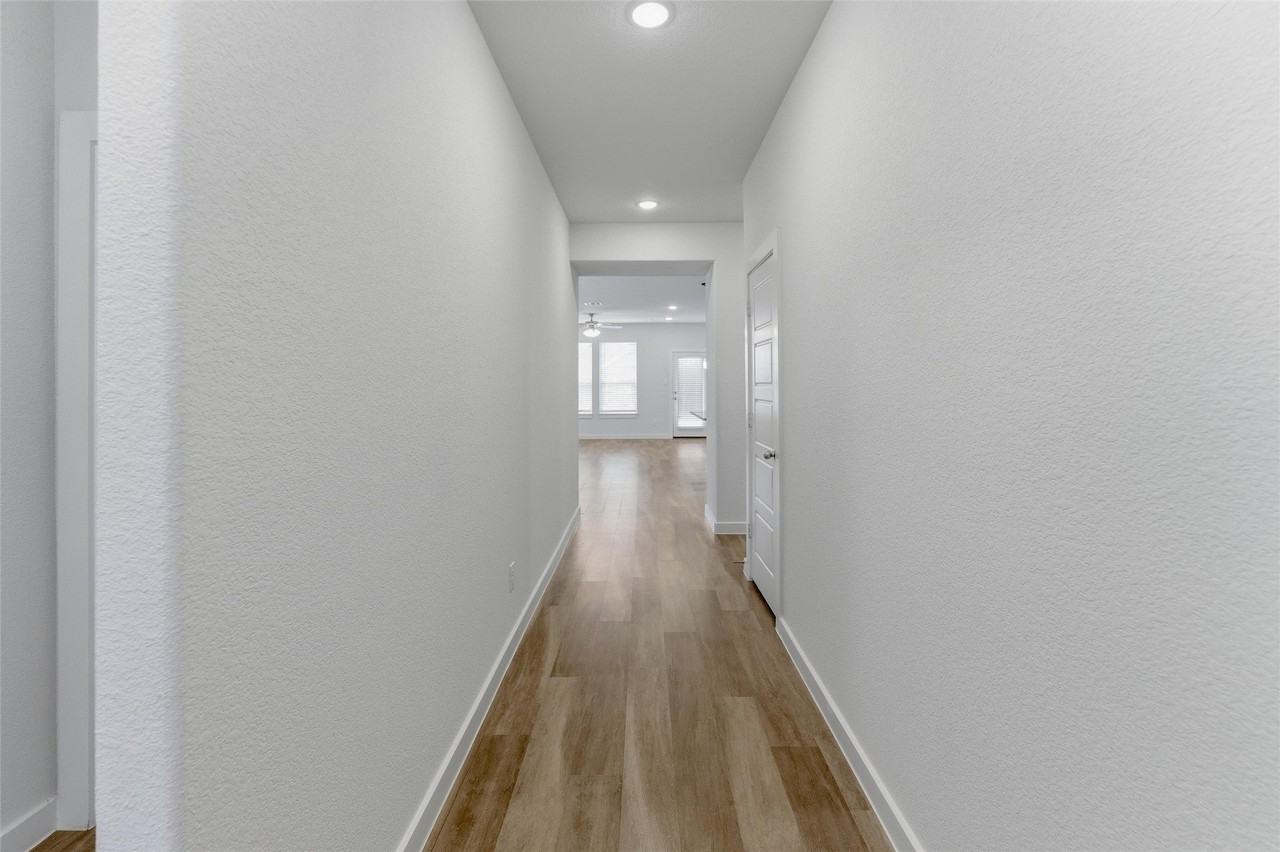 305 Evans Dr - Photo 4 of 25