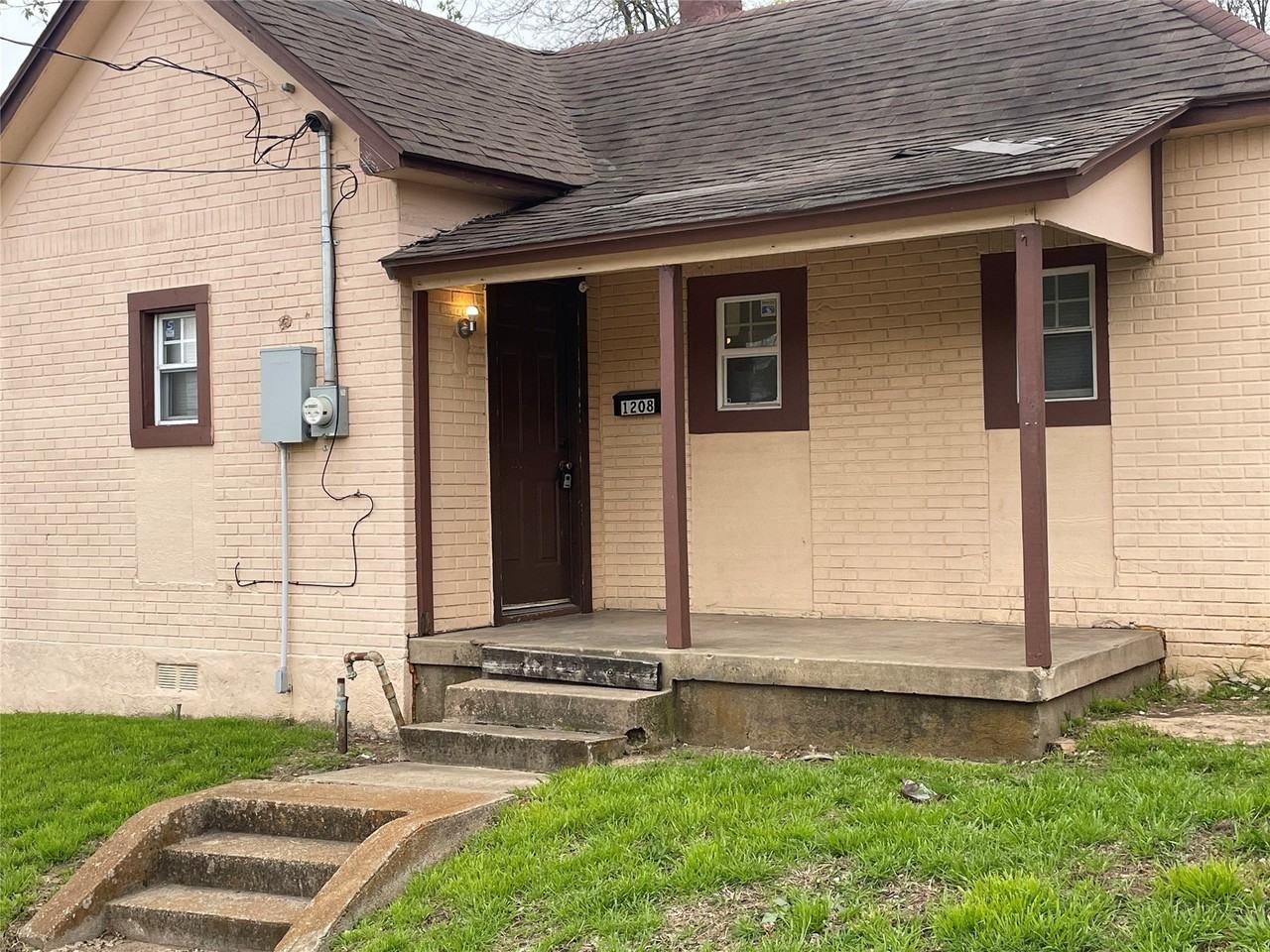 1208 E 8th St - Photo 2 of 11