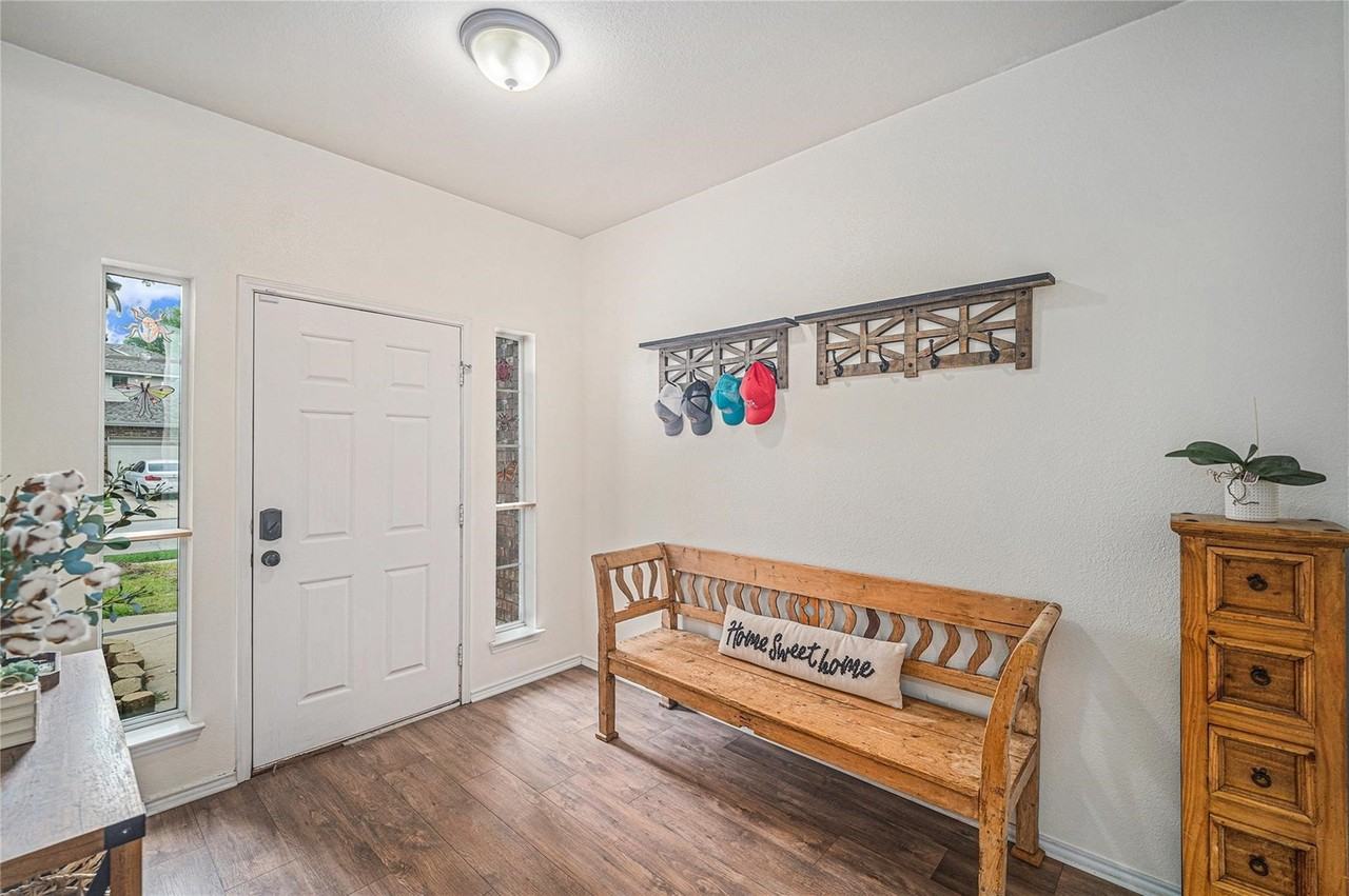 9600 Fox Hill Dr - Photo 4 of 33