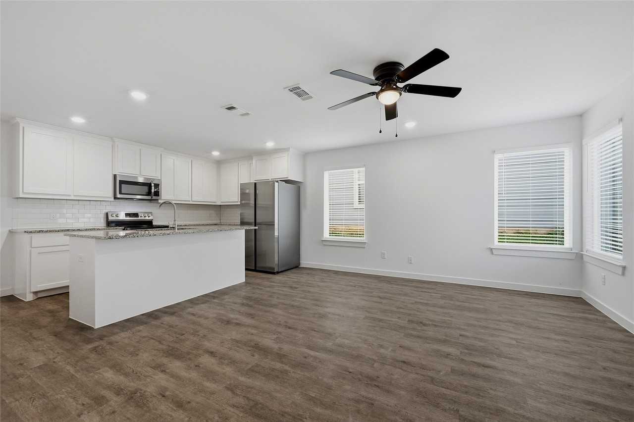 227 W Bond St - Photo 5 of 24