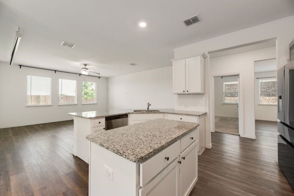 7109 Crepe Myrtle Ave - Photo 4 of 18