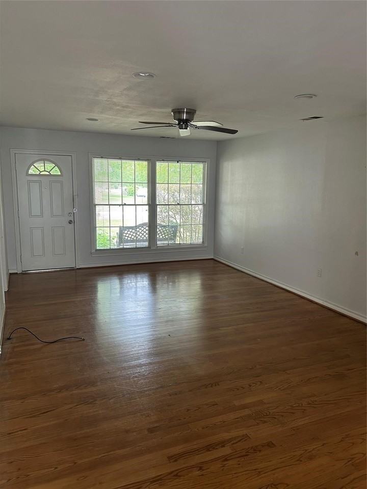9428 Forest Hills Blvd - Photo 3 of 11