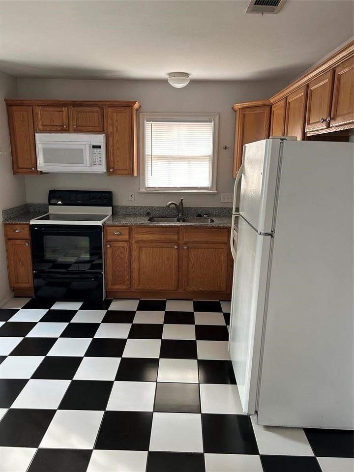 9428 Forest Hills Blvd - Photo 4 of 11
