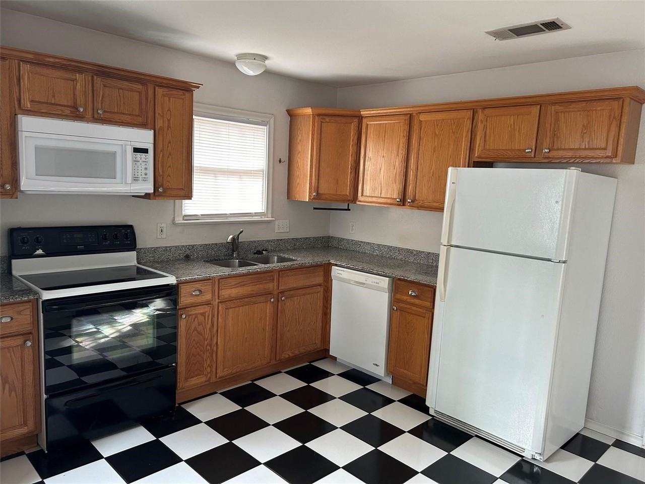 9428 Forest Hills Blvd - Photo 5 of 11