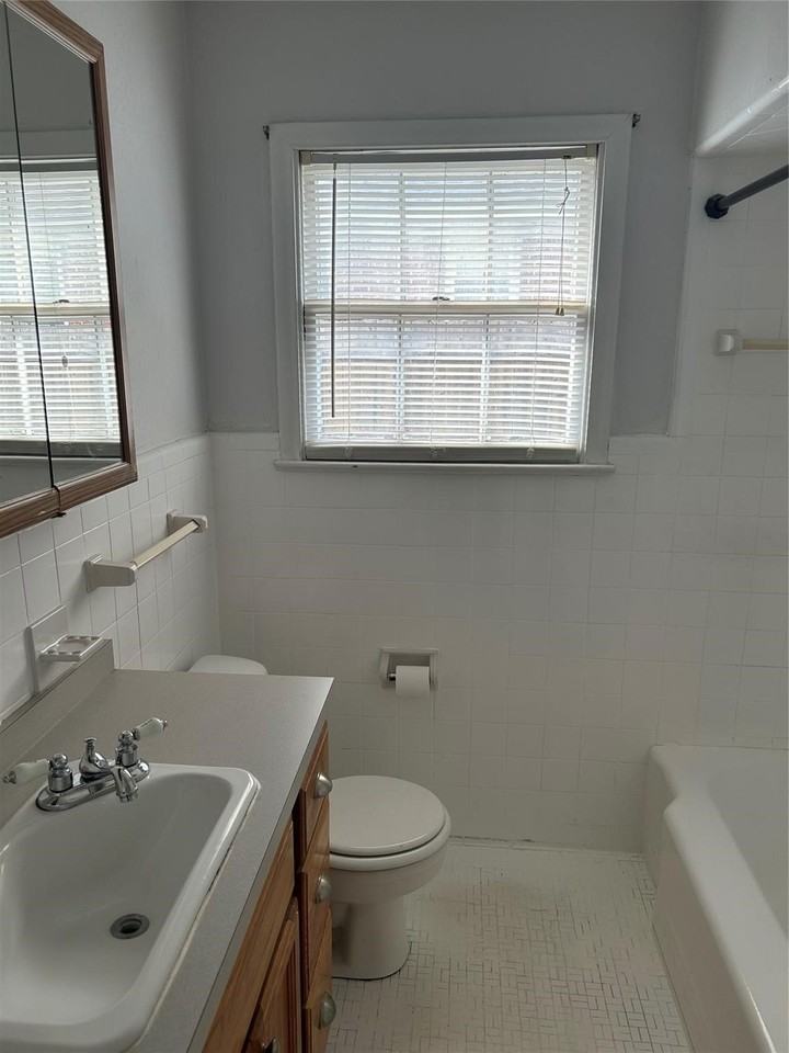 9428 Forest Hills Blvd - Photo 7 of 11