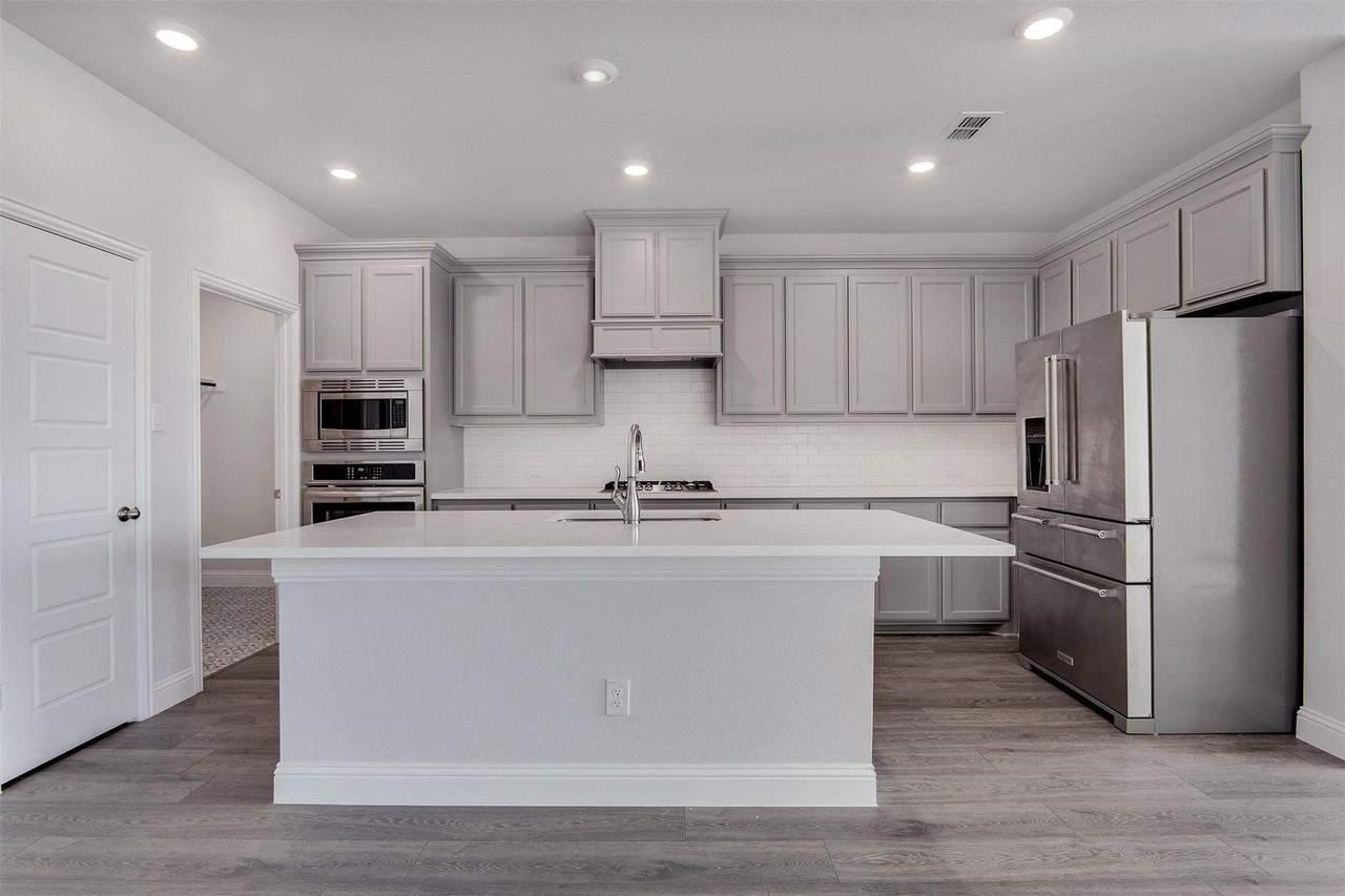 1021 Catskill Ct - Photo 6 of 24