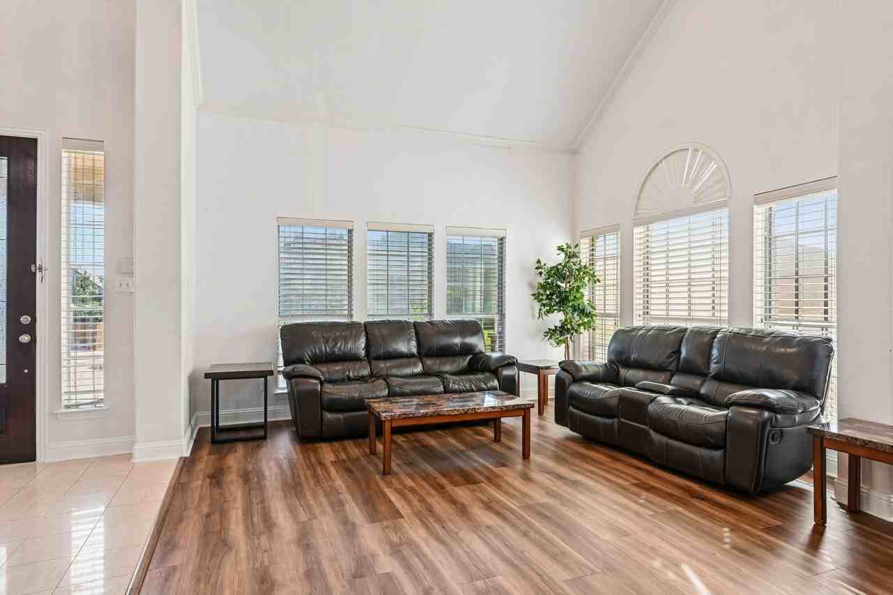 6006 Shadywood Ln - Photo 5 of 40