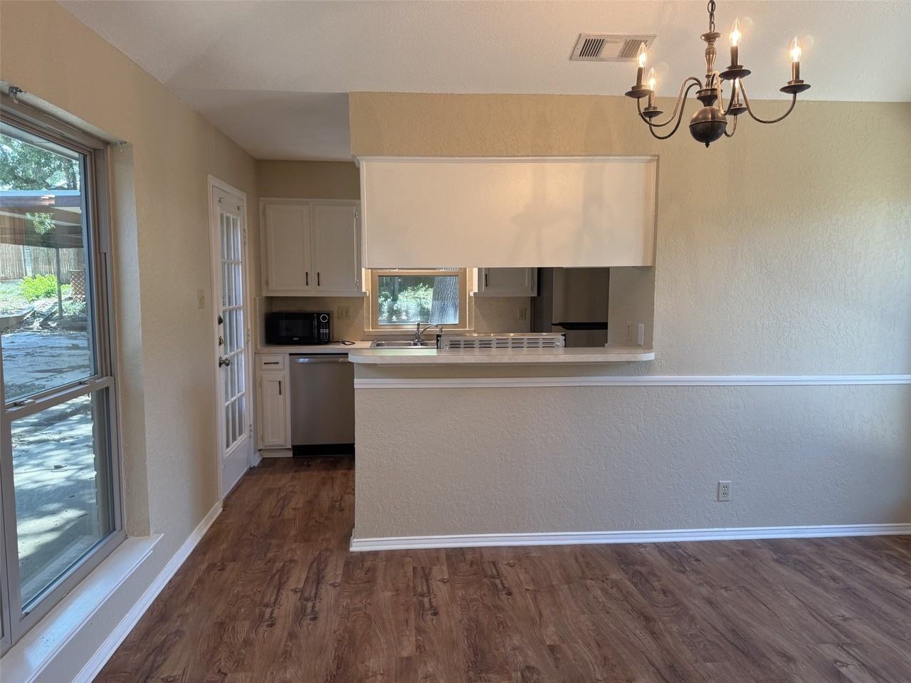 2212 Bolivar St - Photo 7 of 20