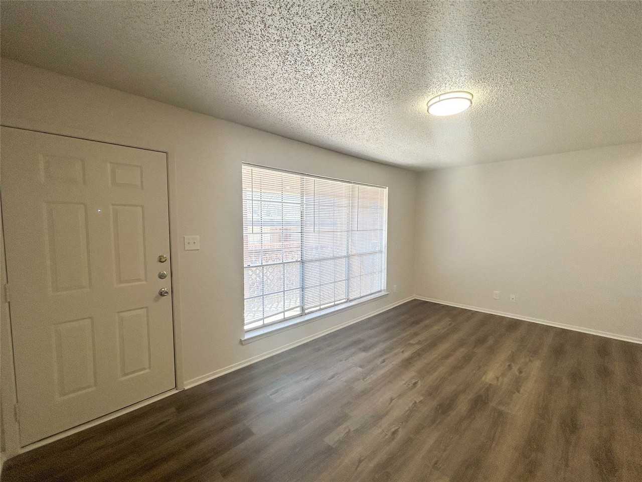 800 N Clay St #B21 - Photo 3 of 15